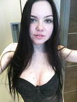 Горячая брюнетка