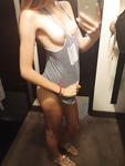 Селфи!!! Фоткают себя на телефон.