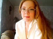 Рыженькая в очках с игрушкой