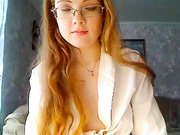 Рыженькая в очках с игрушкой