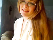 Рыженькая в очках с игрушкой