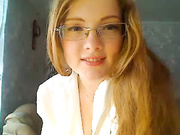 Рыженькая в очках с игрушкой