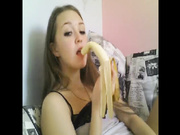 Луна заглатывает банан.