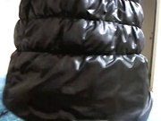 Брюнетка мастурбирует курткой