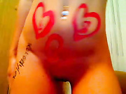 leonna рисует у себя на теле