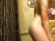 VelmaSky мажет себя маслом