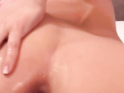 Шлюшка фистит попку