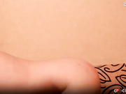 Aariella трахает себя и кончает