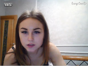 Девушка играет со своей киской