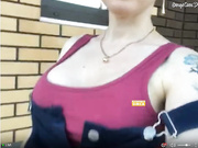 VipMelody на улице светит грудью и киской