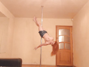 Aariella на шесте машет сиськами и попой