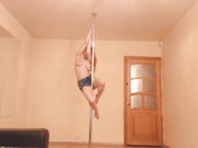 Aariella на шесте машет сиськами и попой