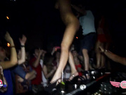 Пьяная шалава танцует в клубе