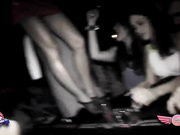 Пьяная шалава танцует в клубе