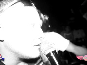 Пьяная шалава танцует в клубе