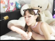 LittleKitty69 с огромным дилдо