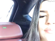 sofabeatiful трахает свою киску и теребит ее