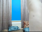 Наслаждается перед камерой