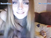 Милая студентка делает уроки