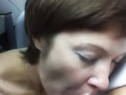 МИЛФ проститутка в машине отсасывает