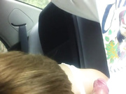 МИЛФ проститутка в машине отсасывает