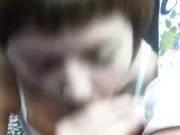 МИЛФ проститутка в машине отсасывает