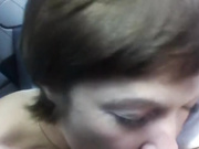 МИЛФ проститутка в машине отсасывает