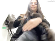 Sofabeatiful раздевается в туалете супермаркета