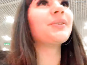 Sofabeatiful раздевается в туалете супермаркета