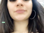 Sofabeatiful раздевается в туалете супермаркета