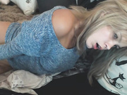 красивая девочка ласкает себя и показывает сиси