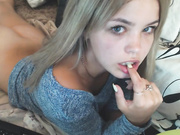 красивая девочка ласкает себя и показывает сиси