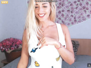 sunnydominica оголила грудь