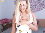 sunnydominica оголила грудь