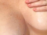 Alianakiss мнет соски