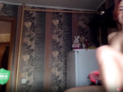 Жёстко мастурбирует