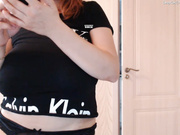 мамка показывает большие груди