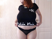 мамка показывает большие груди