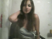 Машка поазывает сиськи