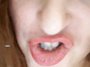 мамка показывает большую грудь