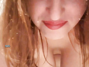 мамка показывает большую грудь