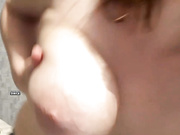 мамка показывает большую грудь