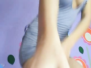 модель мастурбирует