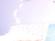 Милашка играет с киской