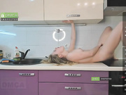 -Elisa- трахает себя пальчиками на кухне