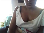 Флиртует на камеру