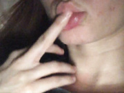 Малышка играется