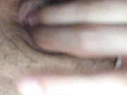 Малышка играется