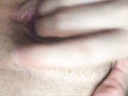 Малышка играется