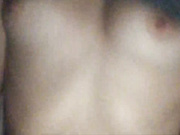 Малышка играется